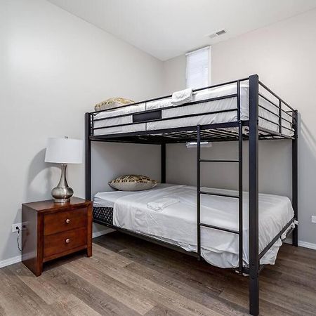 Suite 1 On Southport 4 Queen Beds Чикаго Экстерьер фото