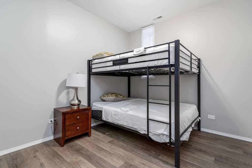 Suite 1 On Southport 4 Queen Beds Чикаго Экстерьер фото